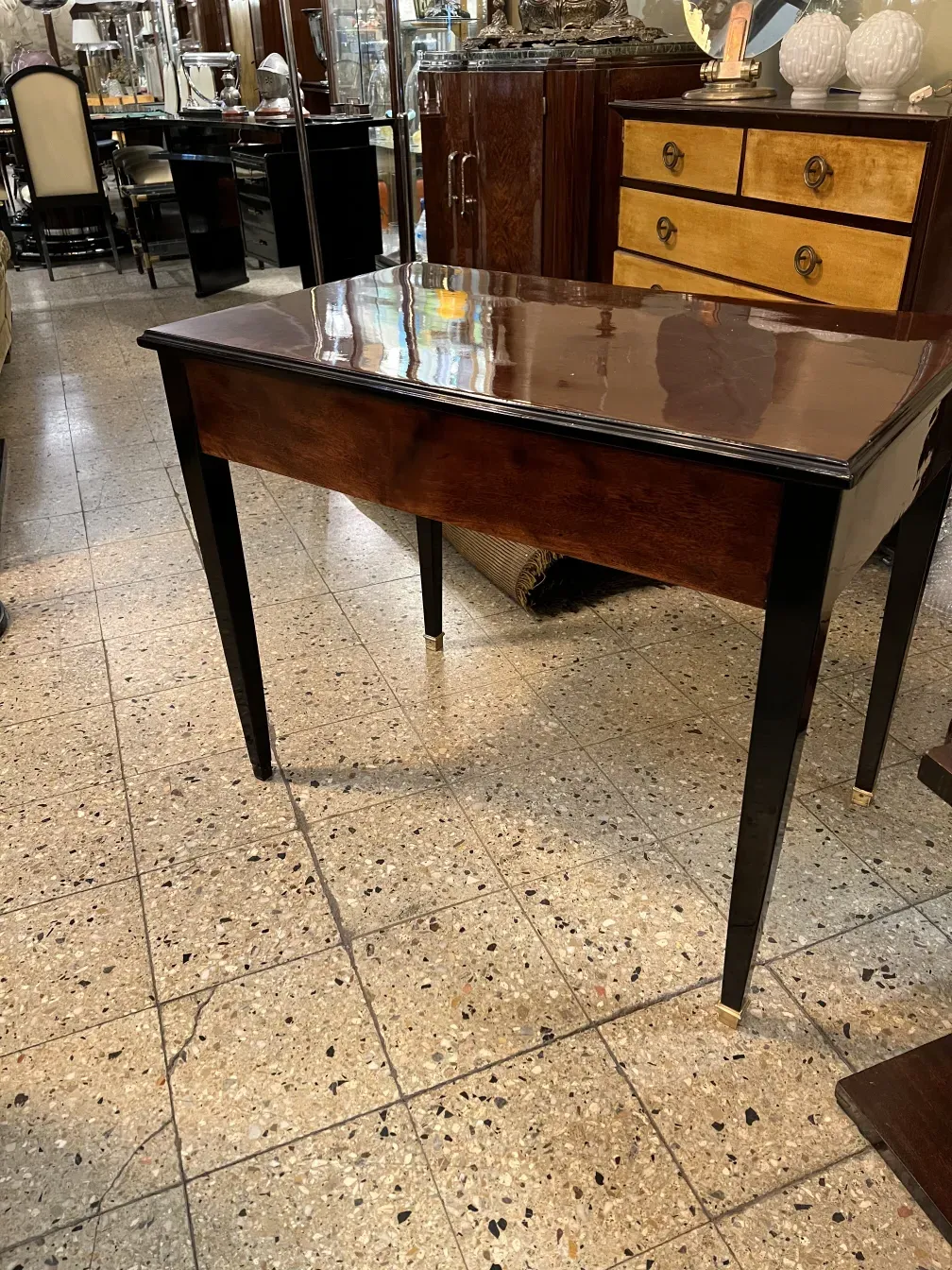 Scrivania antica in legno con due cassetti e gambe nere