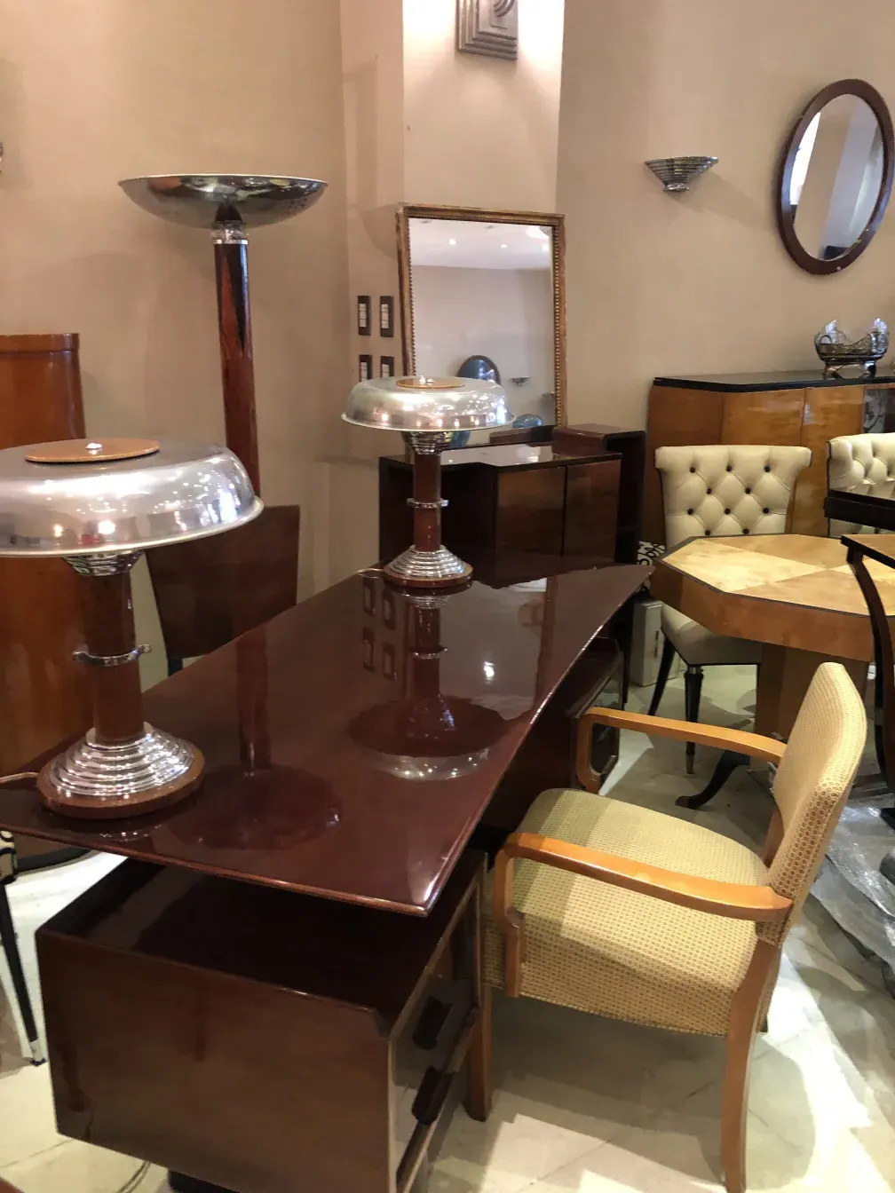 bureau ancien avec lampes dans un cadre élégant