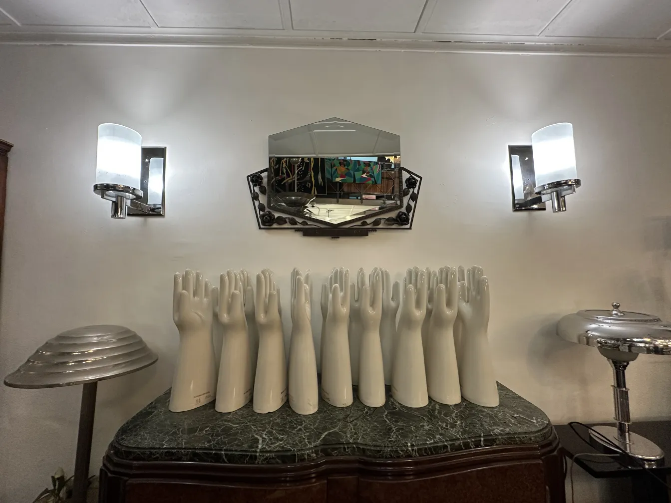 diverse mani in ceramica decorative su un tavolo in marmo, ambiente antico