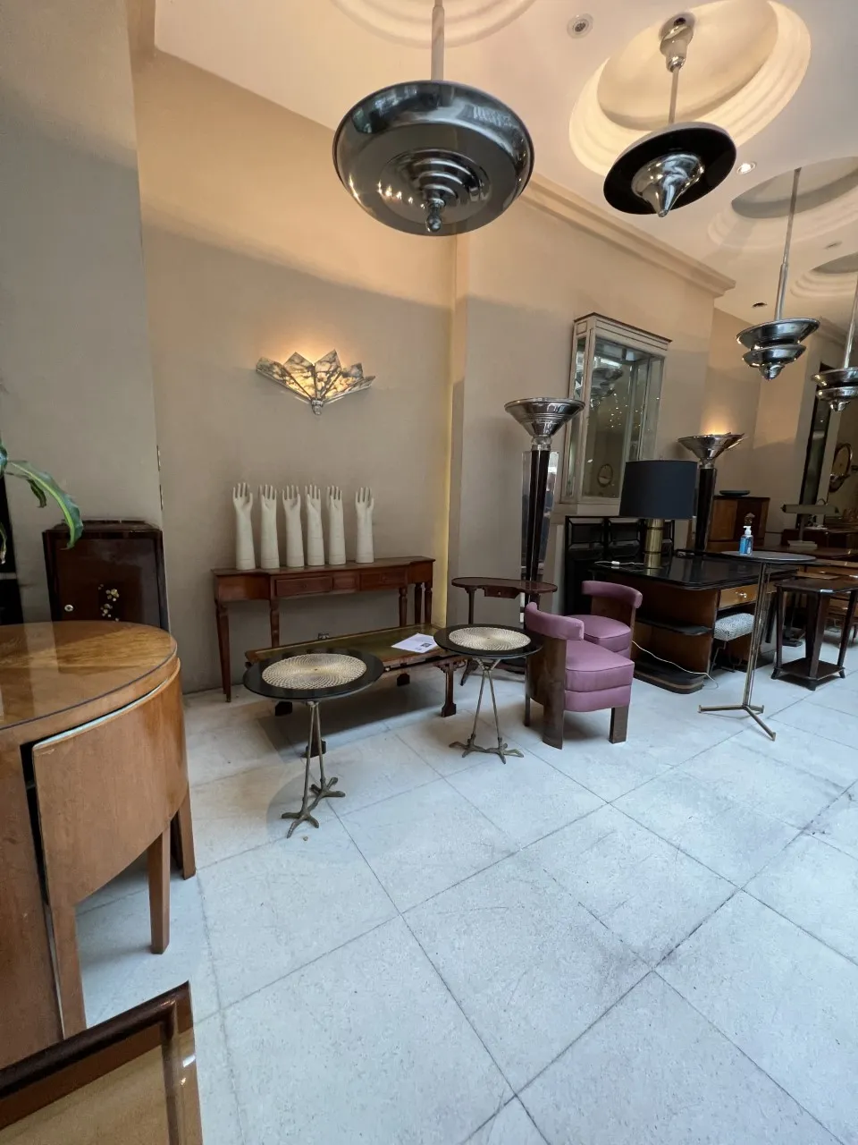 Cerâmica antiga decorativa em um ambiente elegante com móveis vintage.