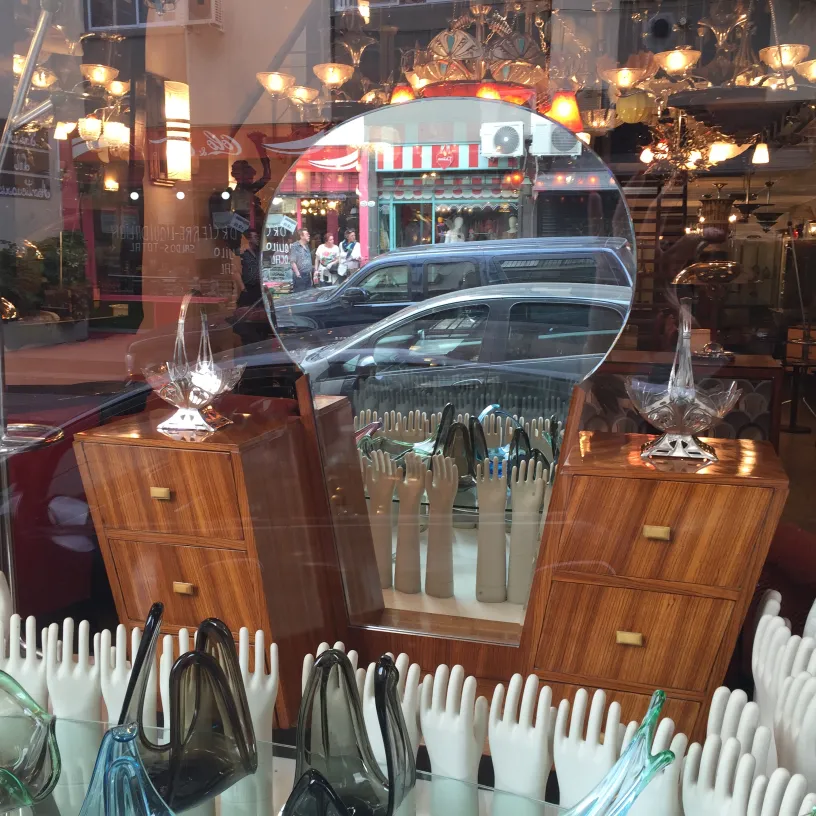 고대 도자기 앞의 둥근 거울, 부드러운 빛