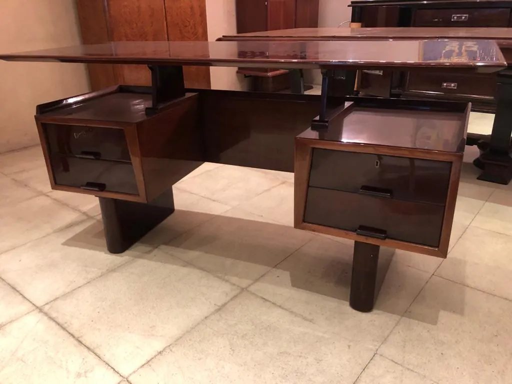 Bureau ancien avec deux tiroirs, élégant et pratique.