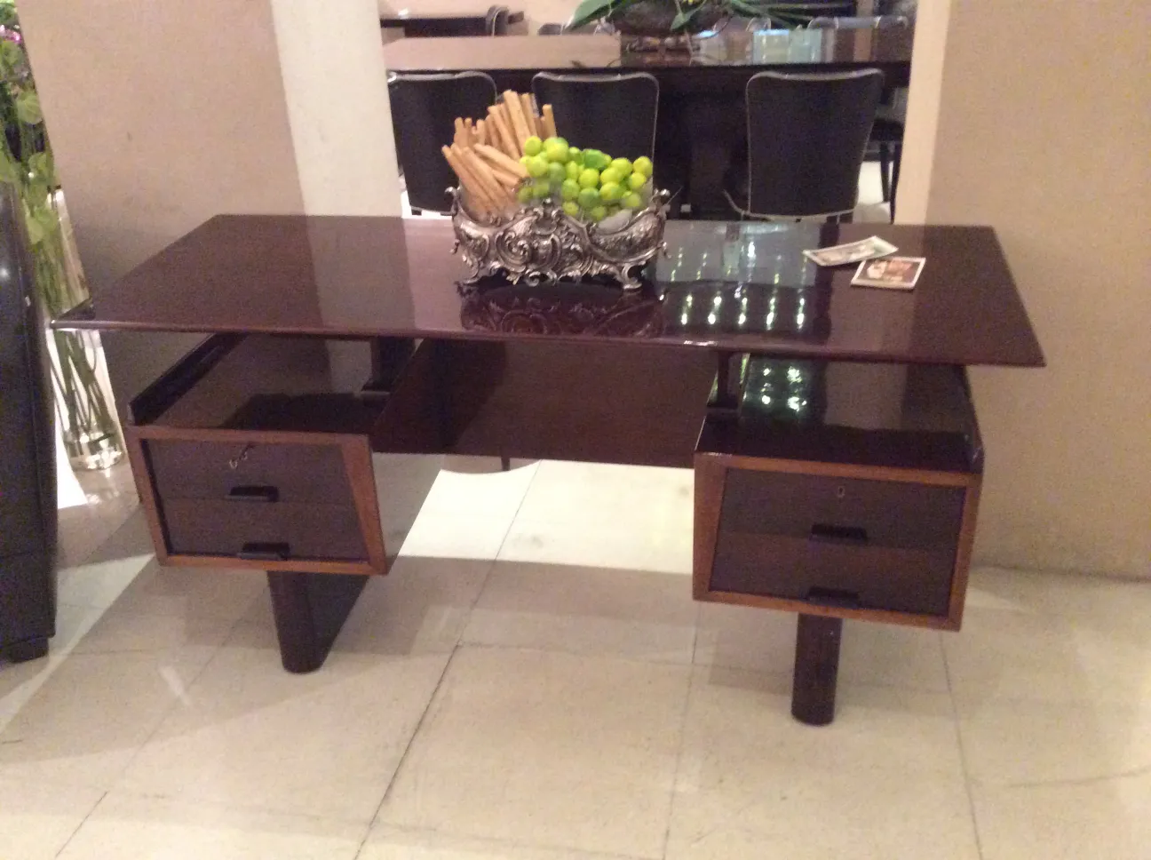 scrivania antica con design elegante e due cassetti, decorata con una ciotola di frutta