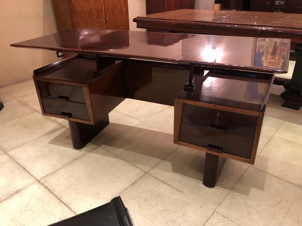 bureau ancien avec un grand plateau et des tiroirs