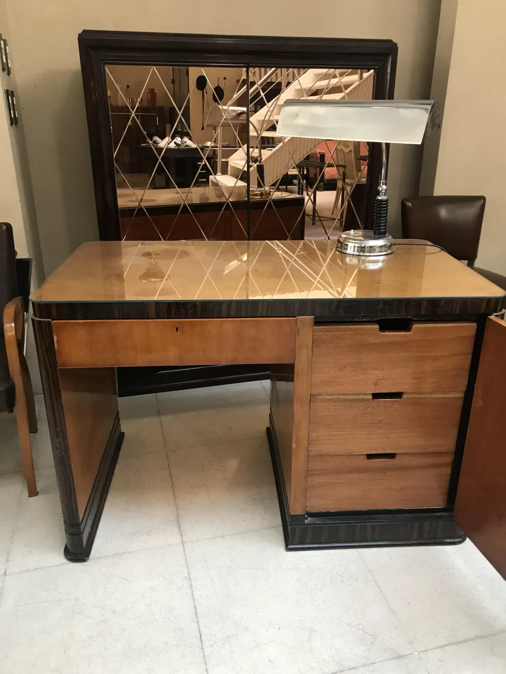 scrivania antica con lampada moderna e specchio decorativo