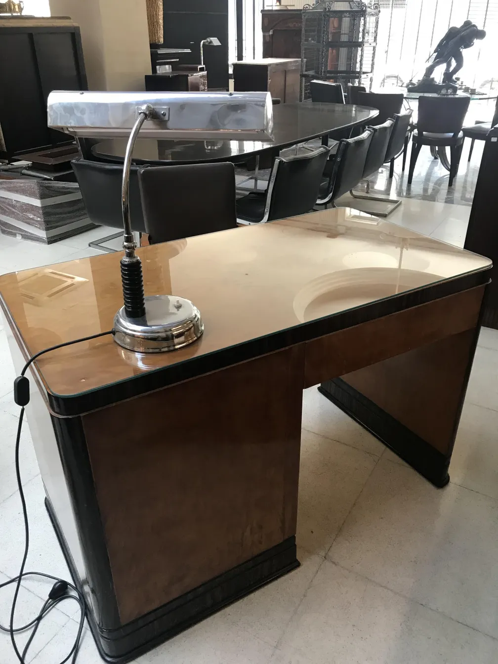 bureau ancien avec lampe de bureau dans un cadre élégant, entouré de chaises et de tables