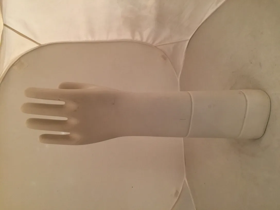 mão de cerâmica antiga com detalhes sutis