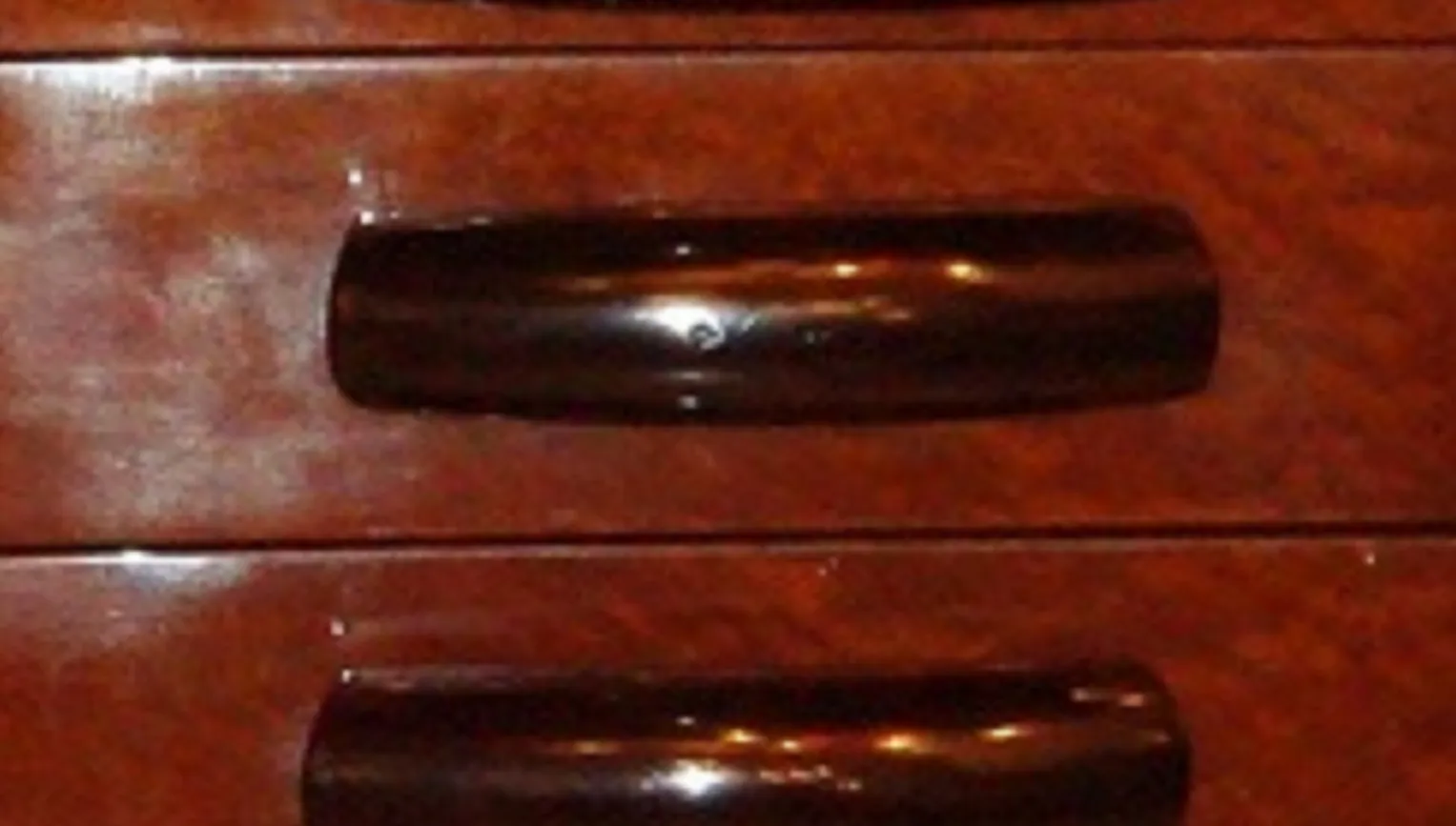 विसरित विवरण प्राचीन डेस्क के साथ हैंडल