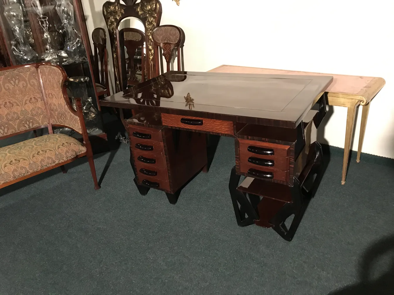 Escritório antigo com detalhes únicos em um ambiente elegante.