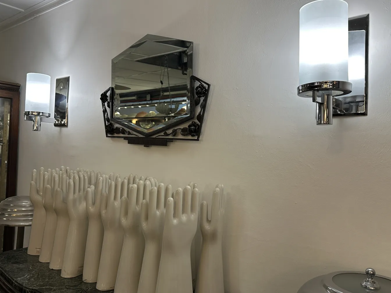 Manos de cerámica antigua utilizadas para exhibición, en un entorno acogedor.