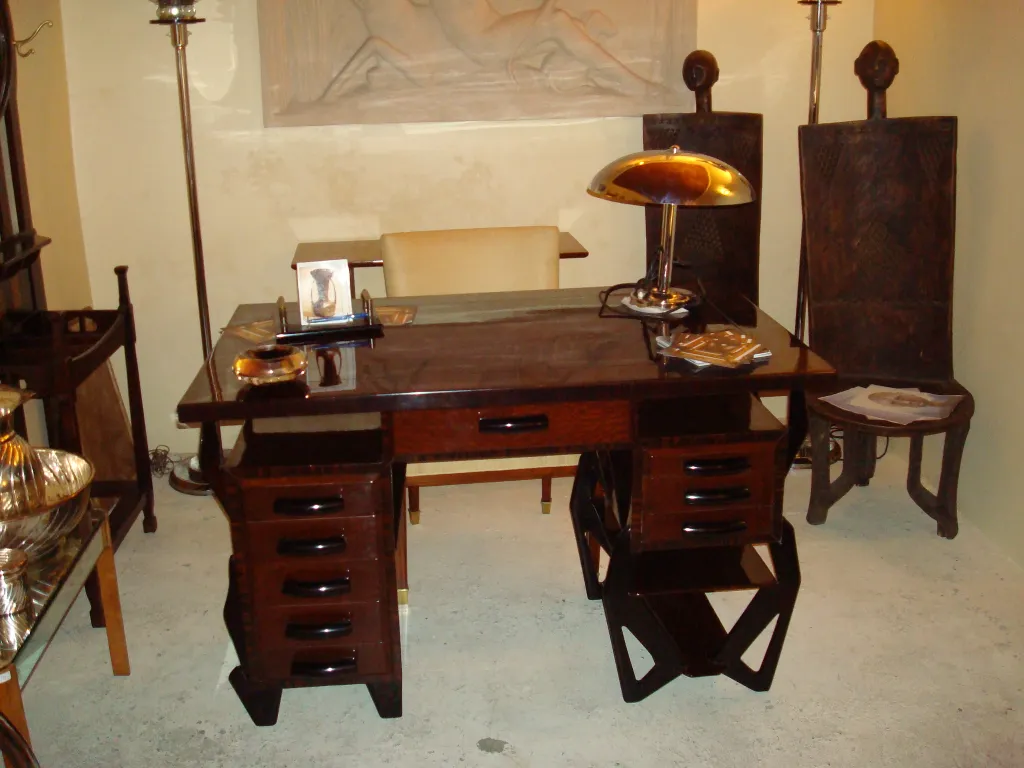 Bureau ancien avec des lampes et des chaises décoratives dans un cadre élégant.