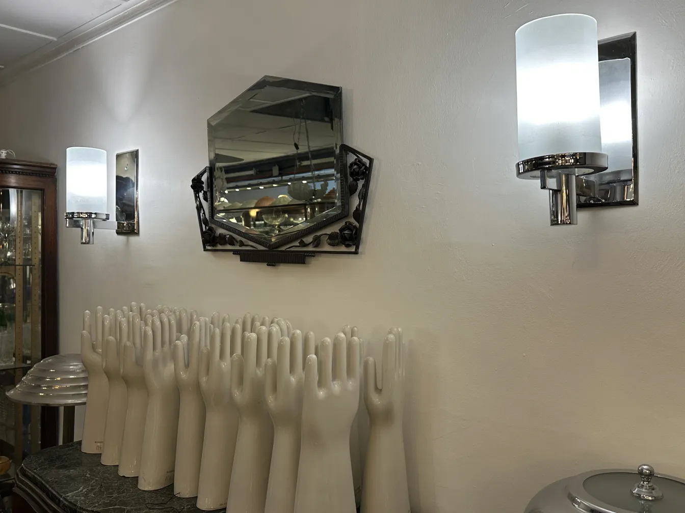 Cerâmica antiga em forma de mãos brancas em ambiente decorativo.