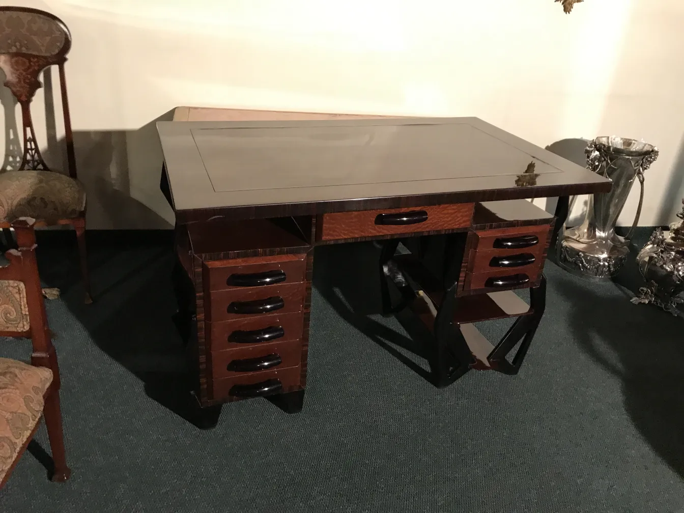 Bureau ancien en bois avec étagère et chaises