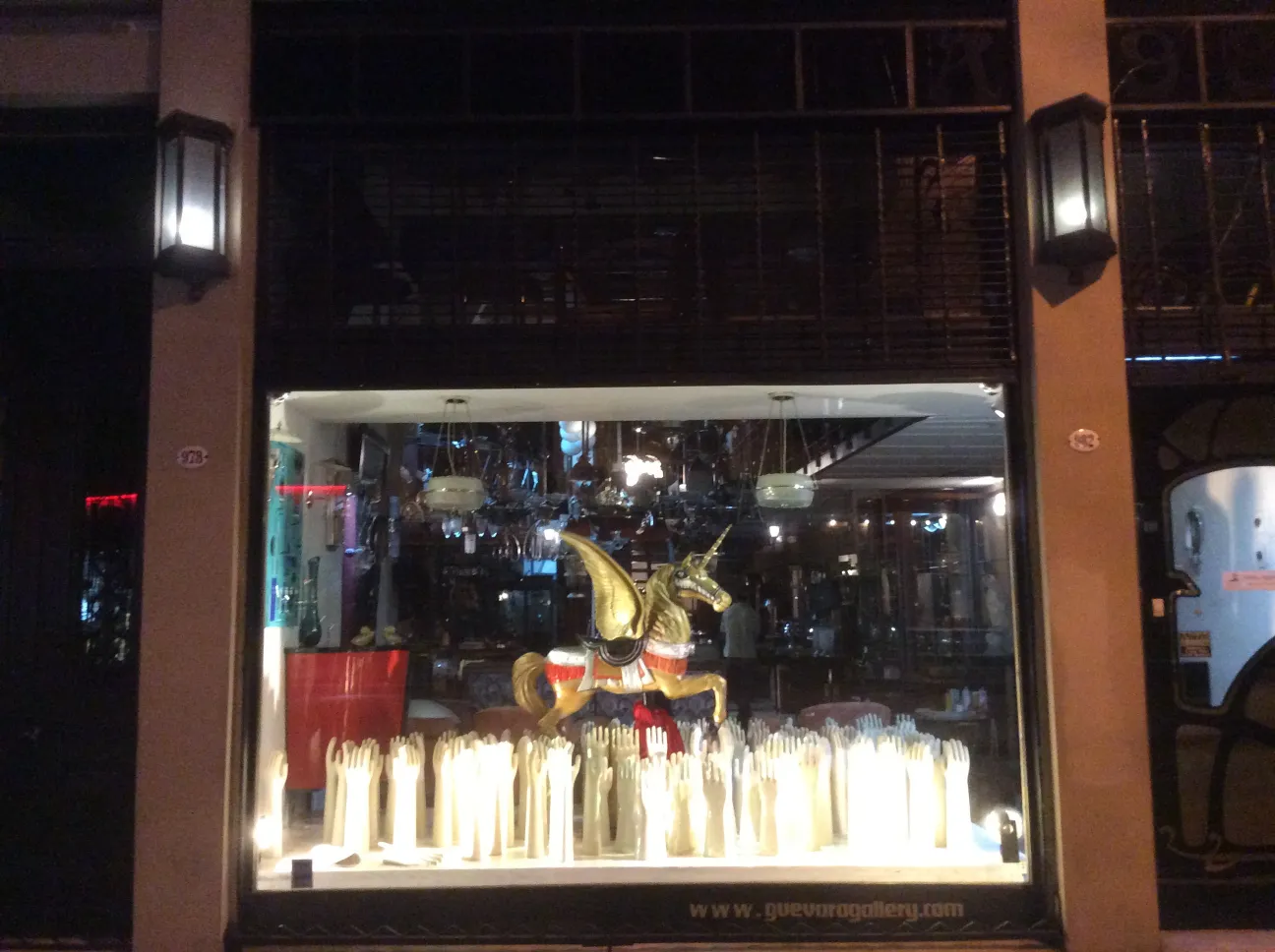 展示橱窗有古陶瓷和各种装饰，包括一个金色独角兽。