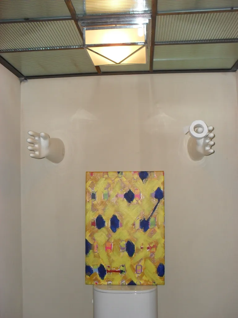 Cerámica antigua decorativa con manos en un ambiente moderno.