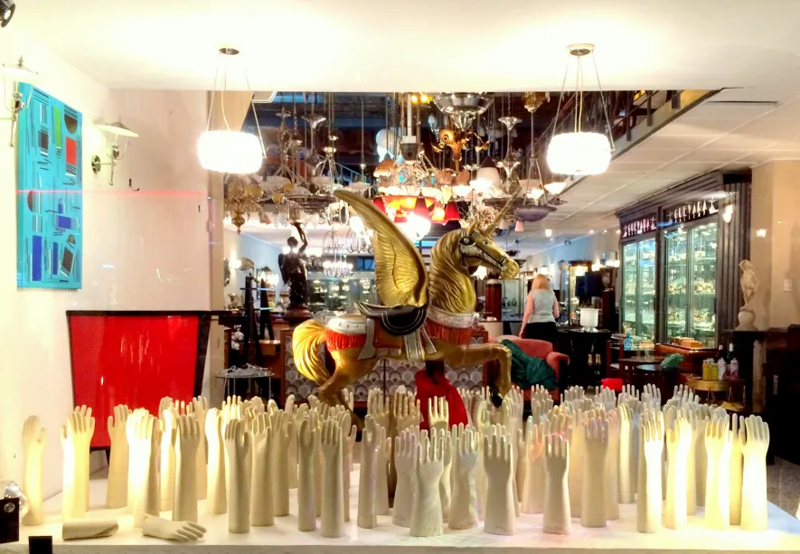 Mãos de cerâmica em uma vitrine de antiguidades.