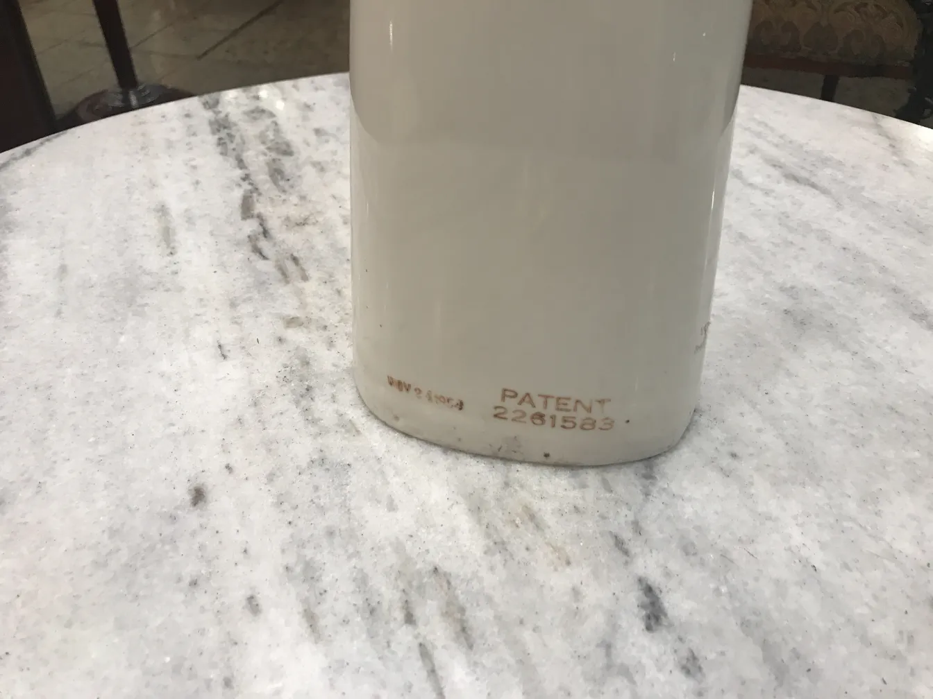 Antikes Keramikstück auf einem hellen Marmortisch.