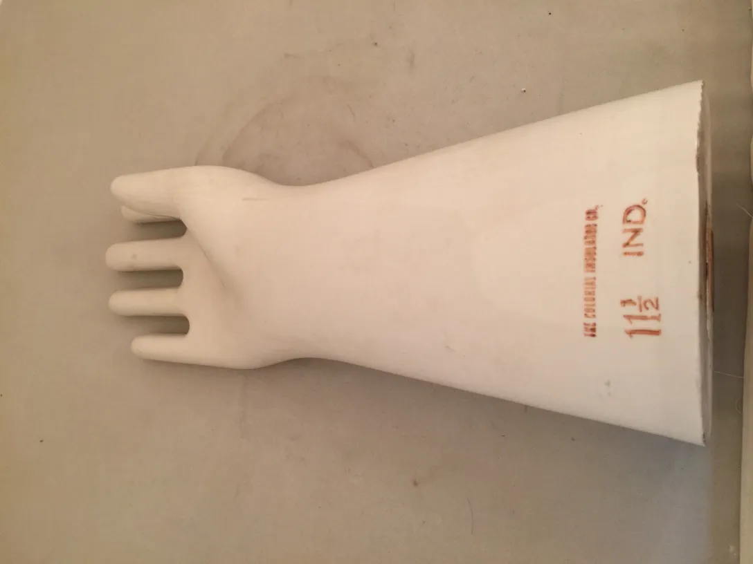 Mano de cerámica antigua sobre fondo neutro, estilo simple