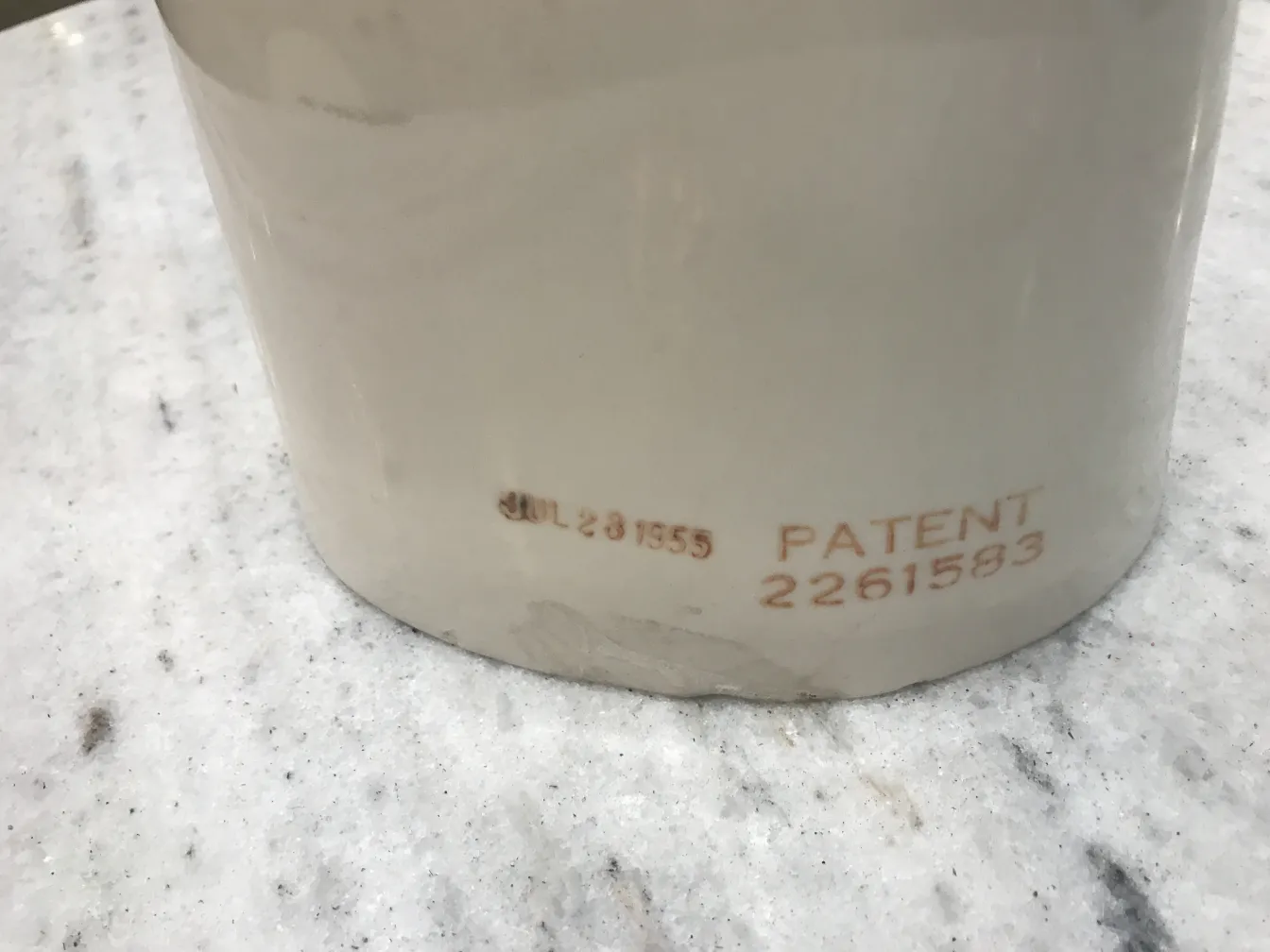 Cerámica antigua con marcas de patente, fondo claro