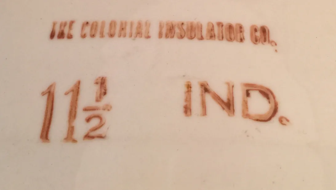 cerâmica antiga adornada com inscrições e detalhes