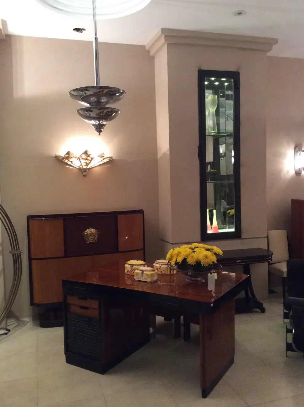 bureau ancien avec des fleurs jaunes et décoration