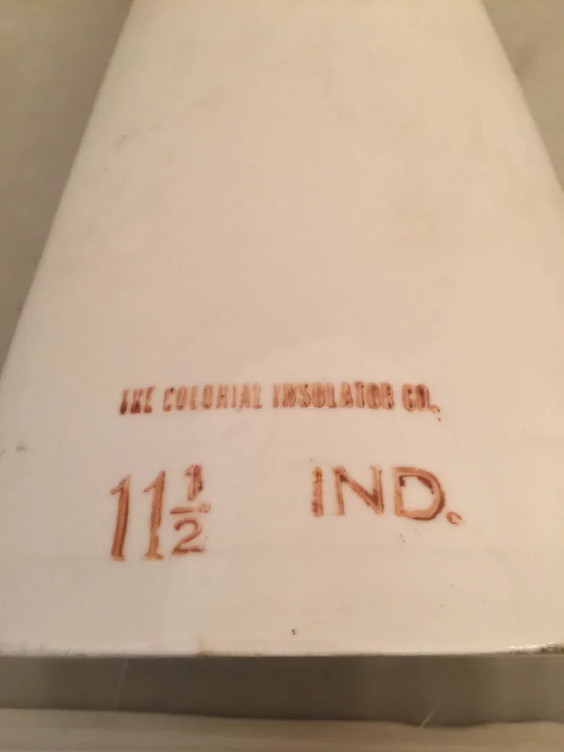 Antikes Keramikstück mit Markierung von The Colonial Insulator Co, Größe 11 1/2.