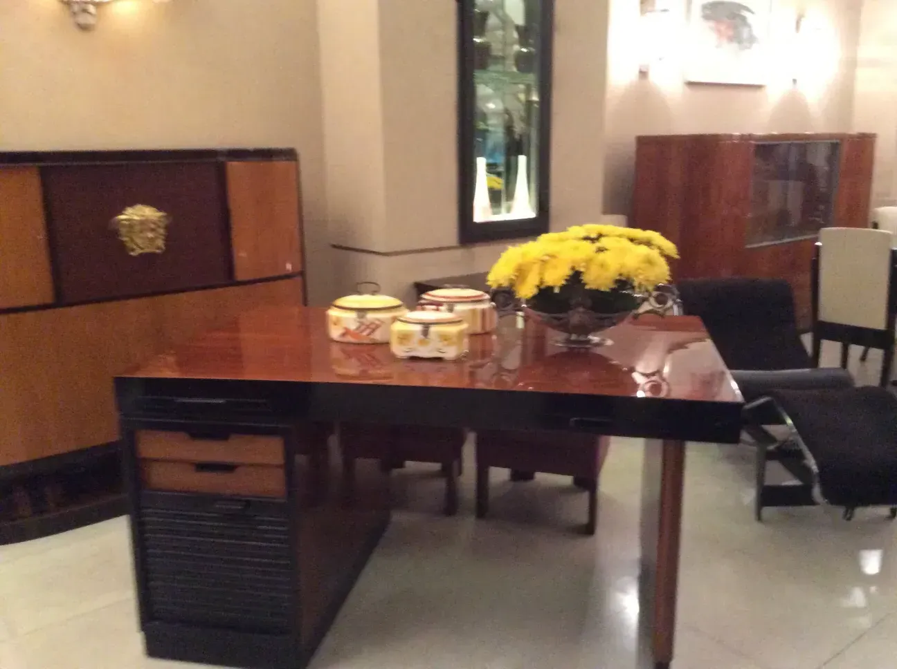 Antiguo escritorio clásico en un ambiente elegante