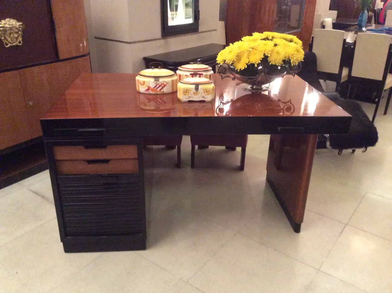 エレガントな古いデスクと花瓶やアクセサリー