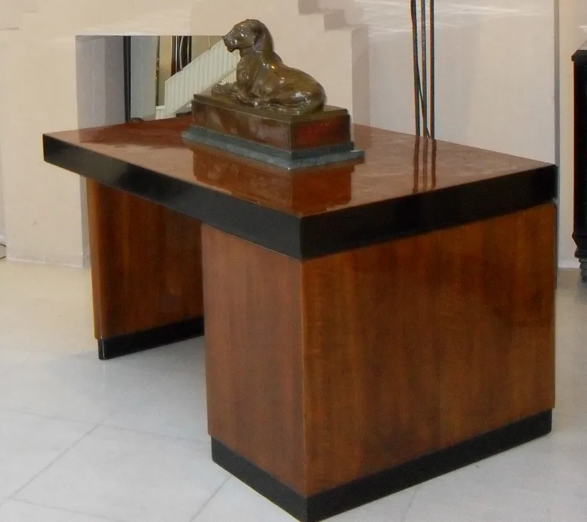 scrivania antica con una scultura decorativa di cane sopra