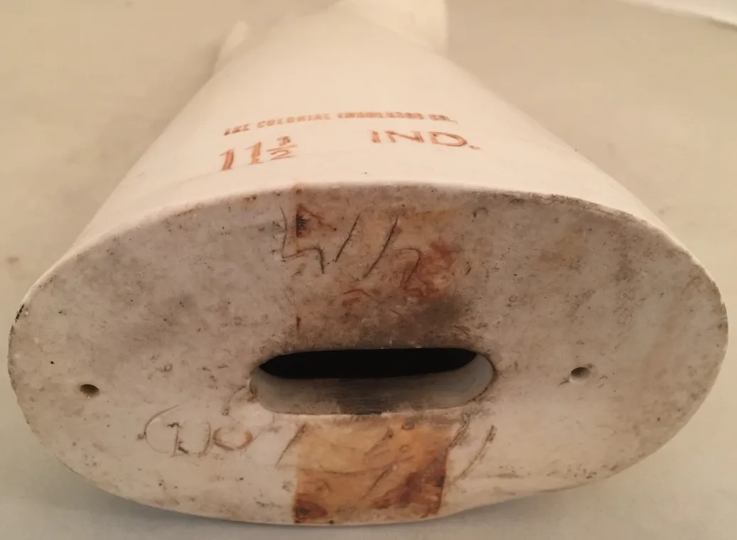 Vista inferiore di una ceramica decorativa antica con marchi visibili.