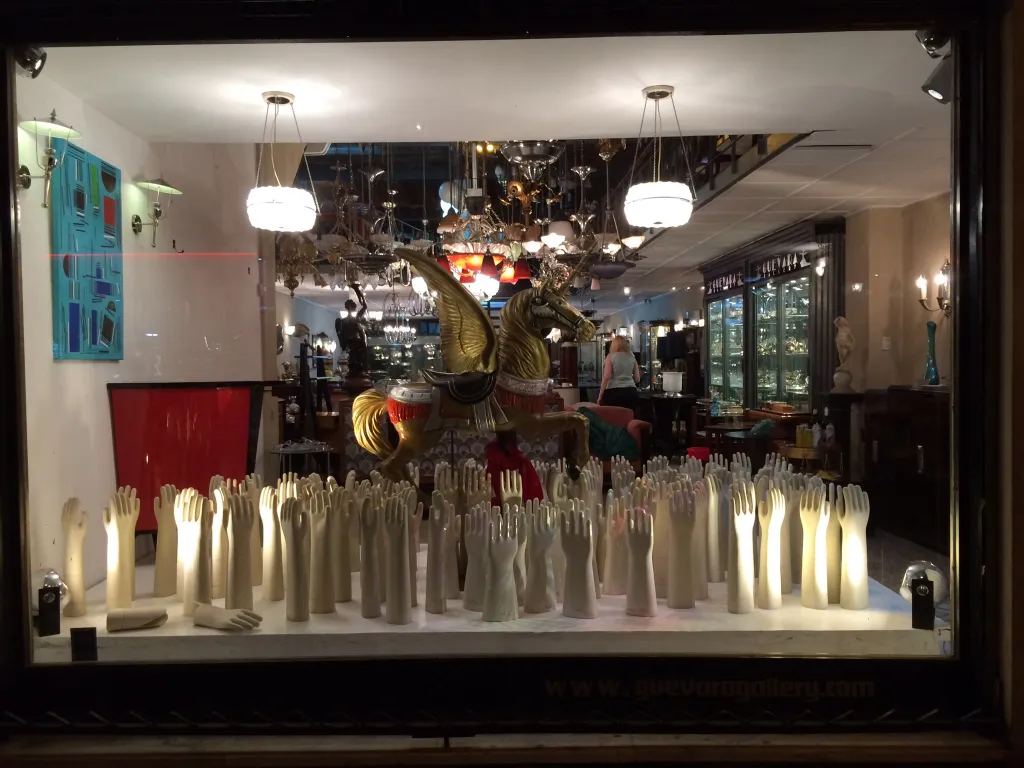 Präsentation alter keramischer Hände im Schaufenster