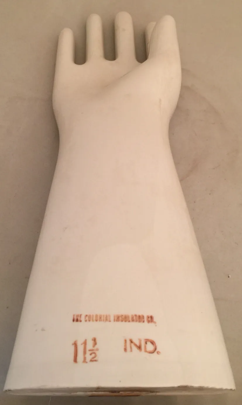 오래된 세부 정보가 있는 흰색 도자기 손, 중성 배경