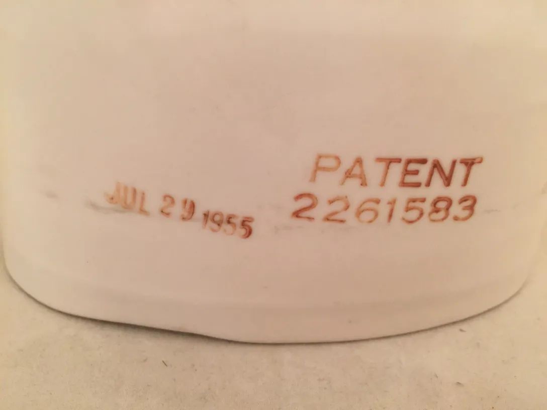 Cerâmica antiga com marca de patente visível