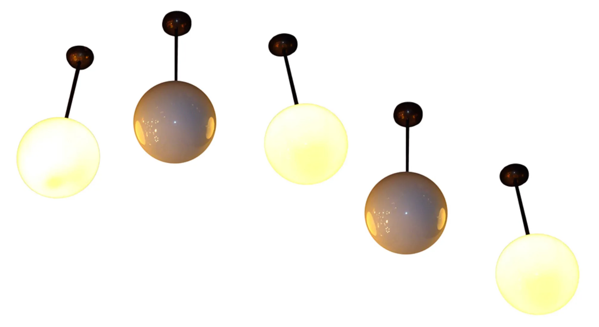 5 lâmpadas de teto antigas com globos de cores variadas penduradas.