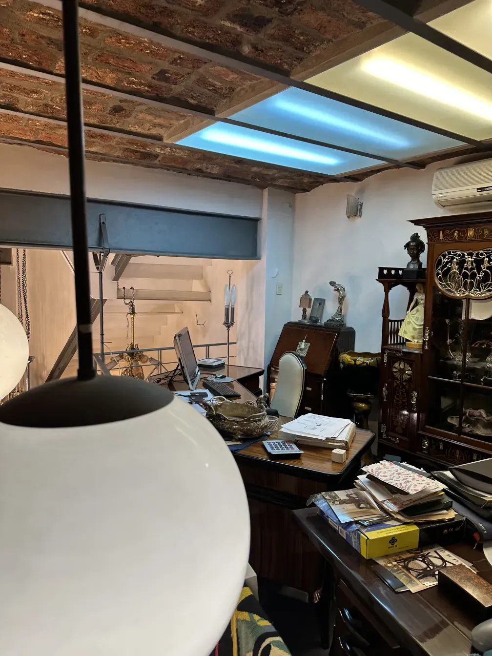 5 antique hanging lamps in a cozy environment