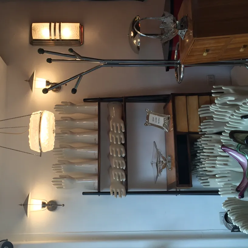 पुराने मिट्टी के पात्र के हाथ, विभिन्न रंगों और पैटर्न के साथ.