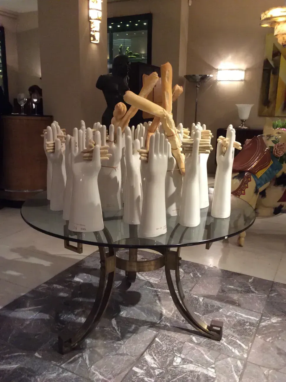 Várias mãos de cerâmica dispostas em uma mesa moderna.
