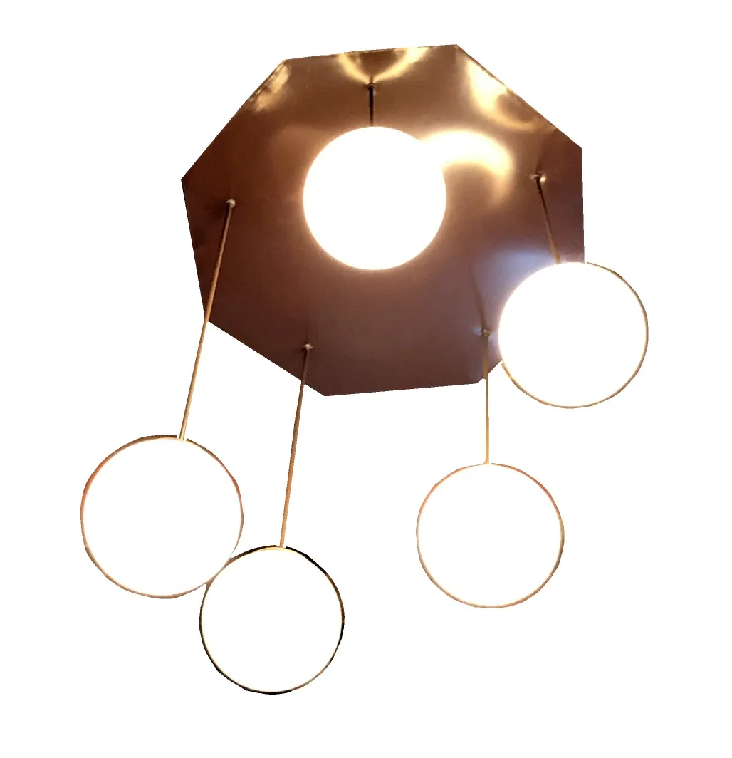 Quatro lâmpadas de teto antigas com design moderno em um ambiente acolhedor.