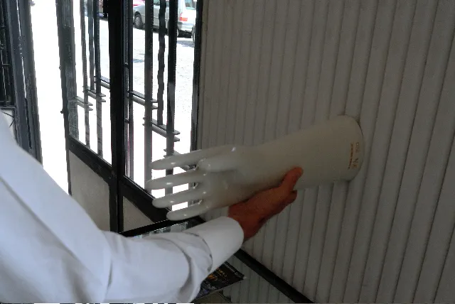 Escultura de cerâmica em forma de mão, com detalhes em branco.