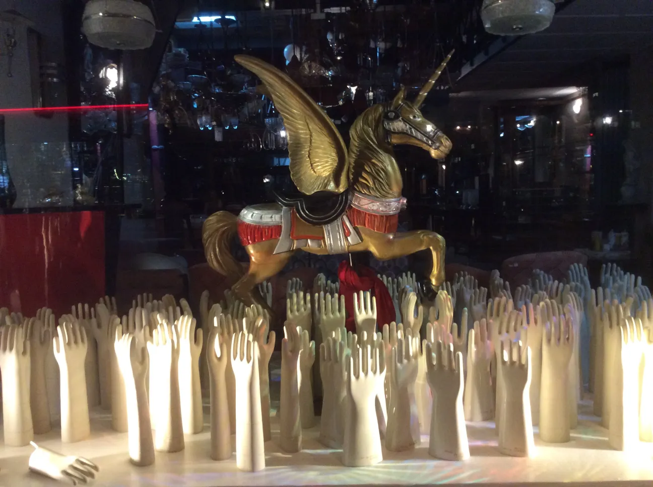 Cerâmica antiga em estilo decorativo em um ambiente criativo