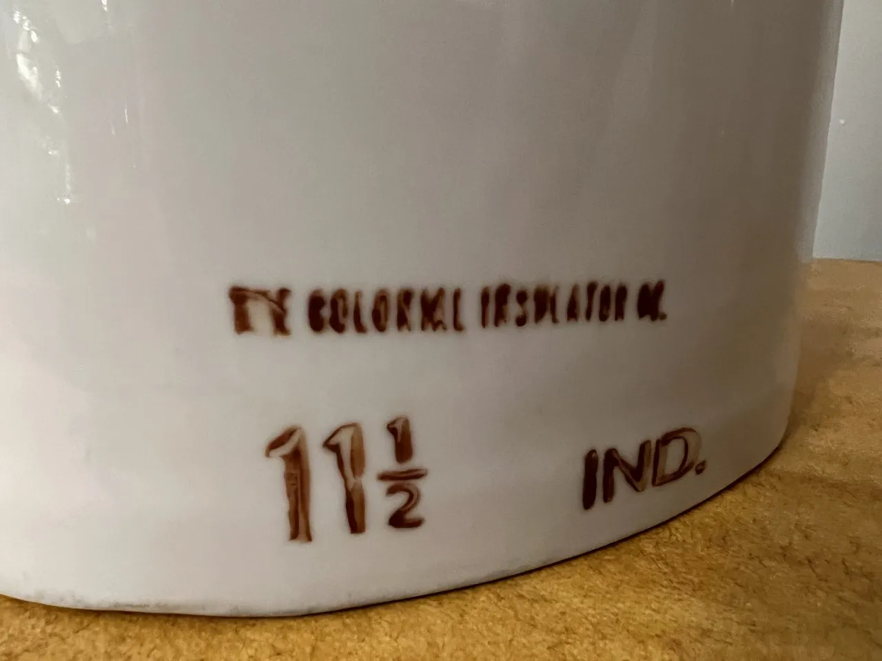 antica ceramica decorativa con segni sulla base