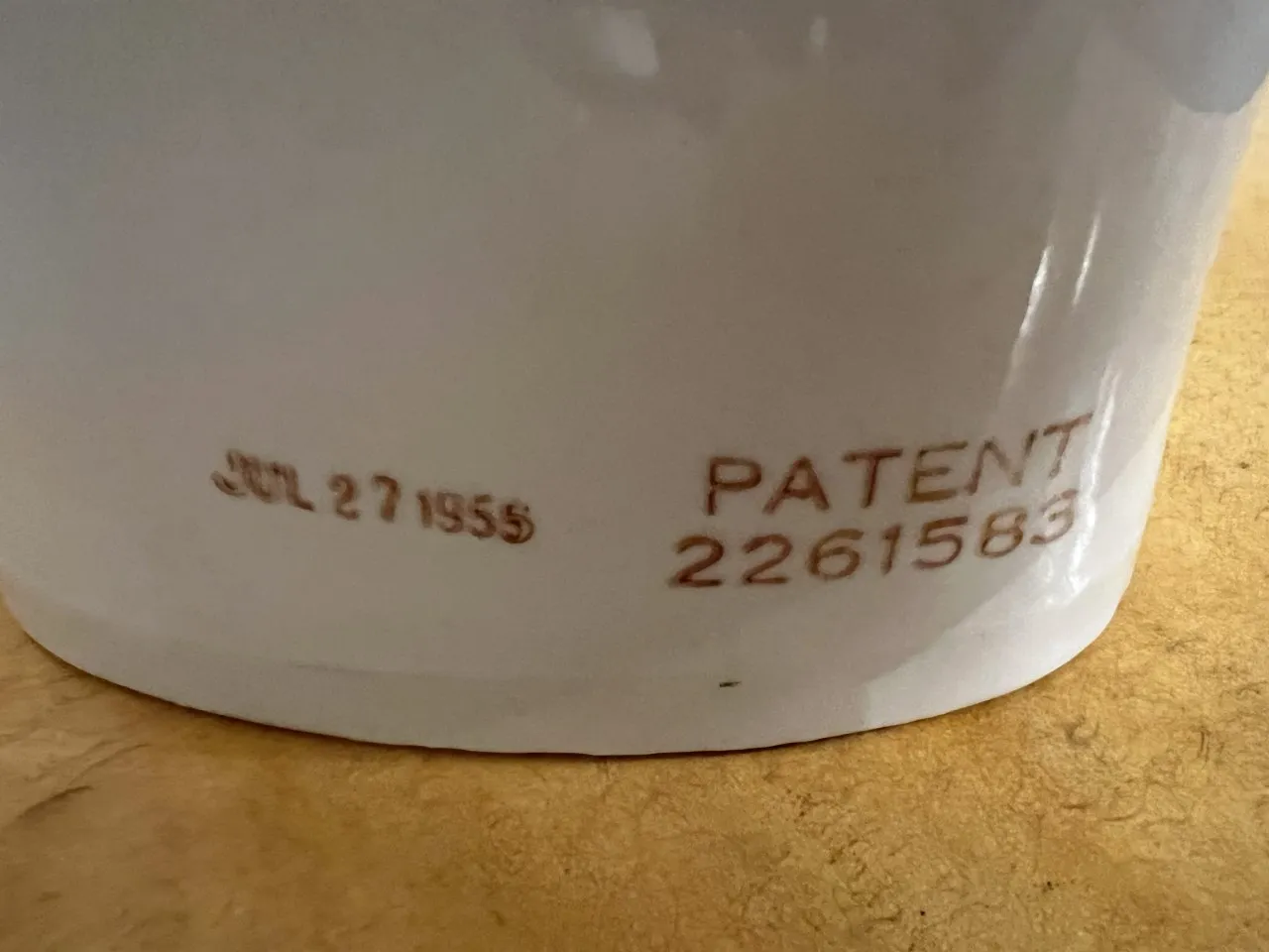 Cerâmica antiga 11 1/2 da The Colonial Insulator Co, com marcas distintas visíveis.