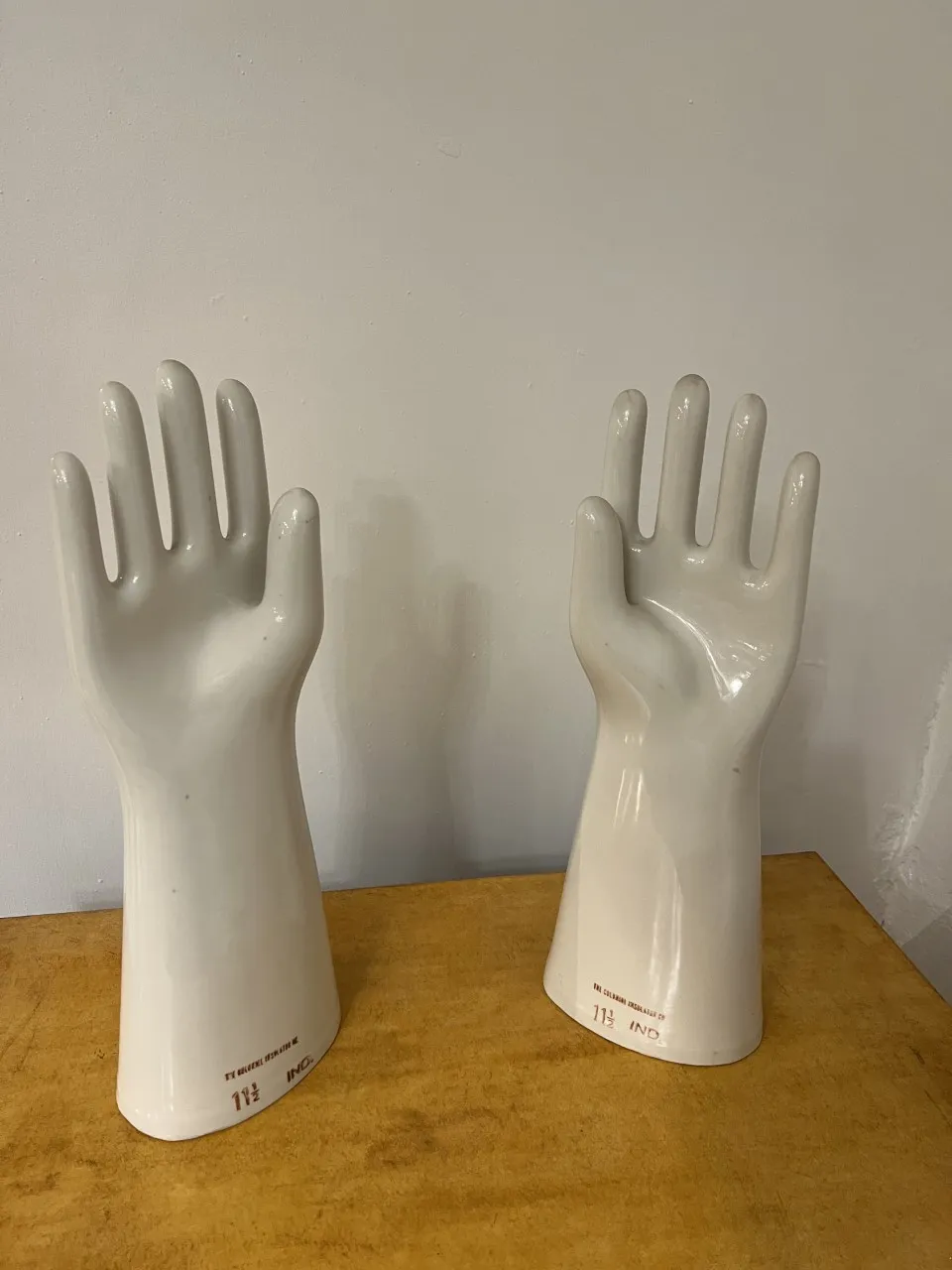 dos manos de cerámica antigua en superficie de madera