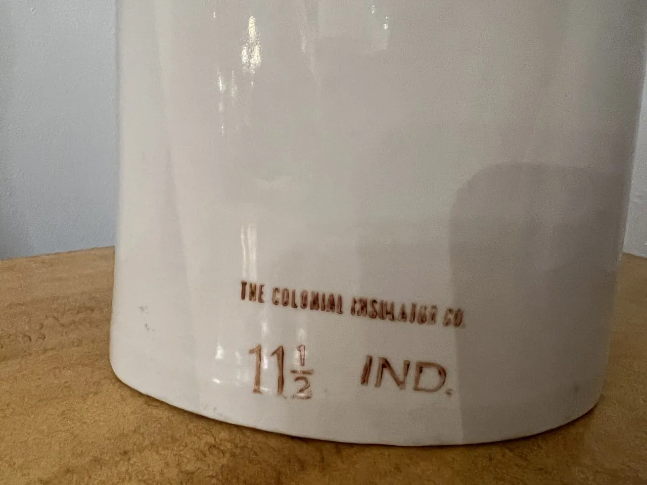 古い陶器オブジェ 11-1/2 に The Colonial Insulator Co. の明らかな印