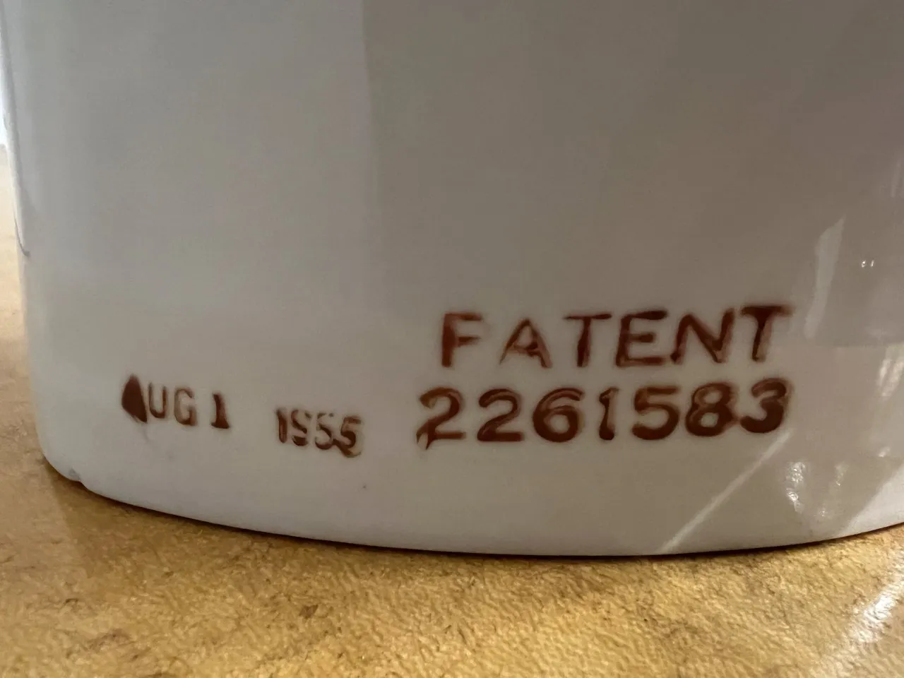 Céramique antique avec inscriptions de brevet en blanc