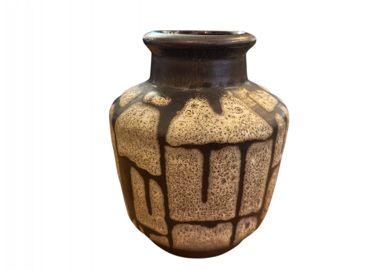 Vaso di ceramica antica decorativo con texture chiare e scure.