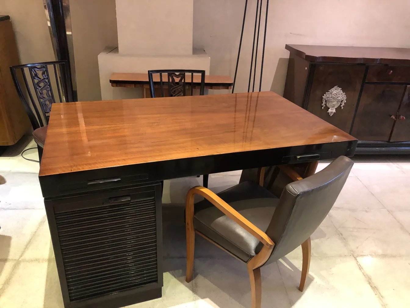 Bureau ancien en bois avec surface brillante et chaise.
