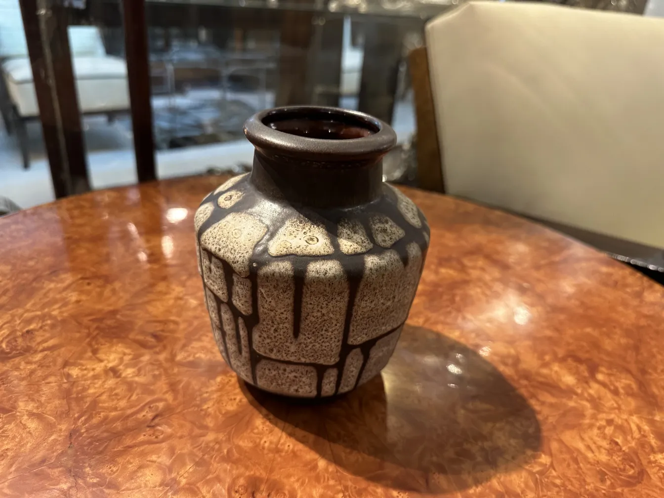 Jarrón de cerámica antigua con diseño original en tonos grises