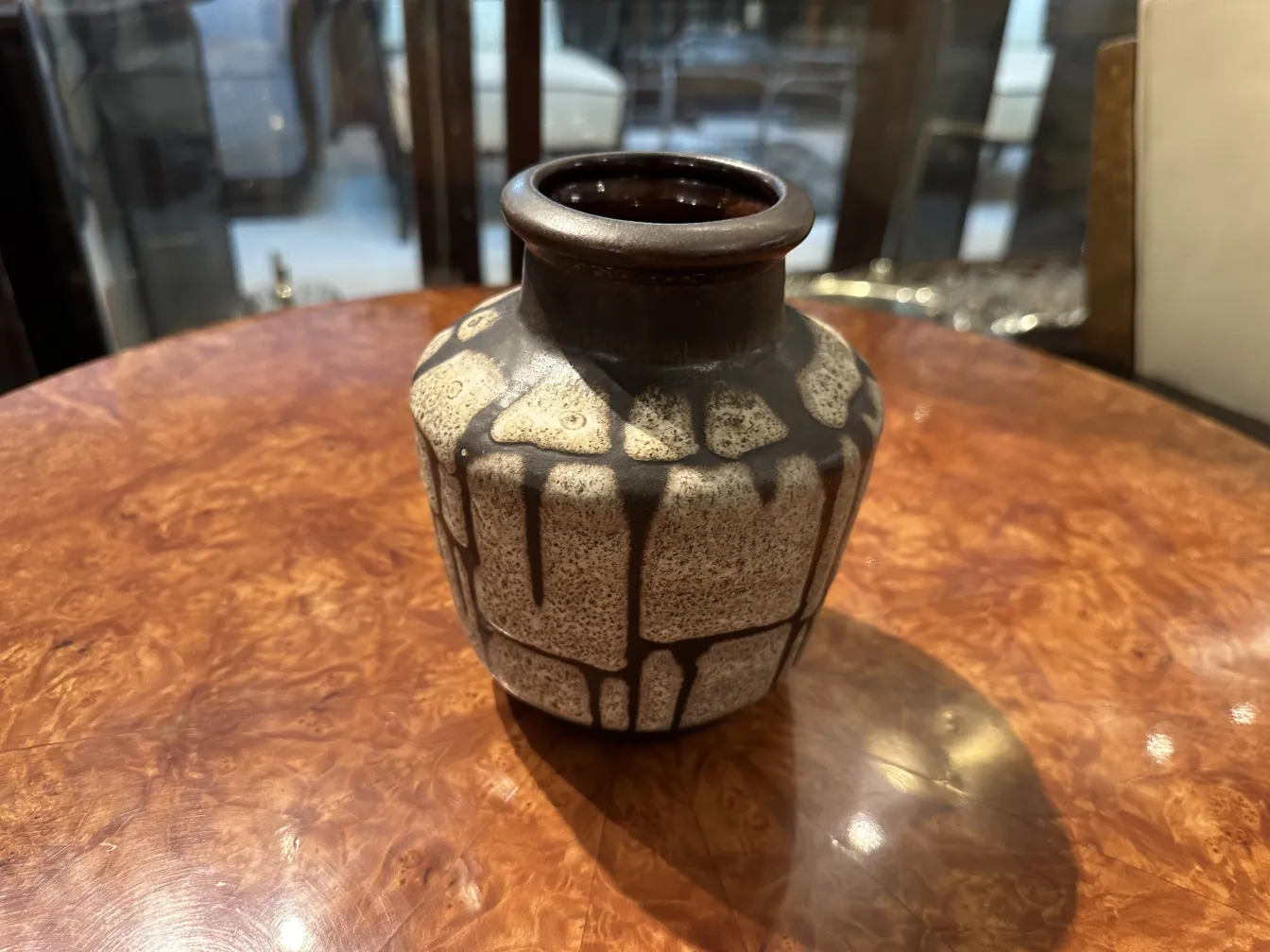 Vaso de cerâmica antiga com design artesanal e cores naturais