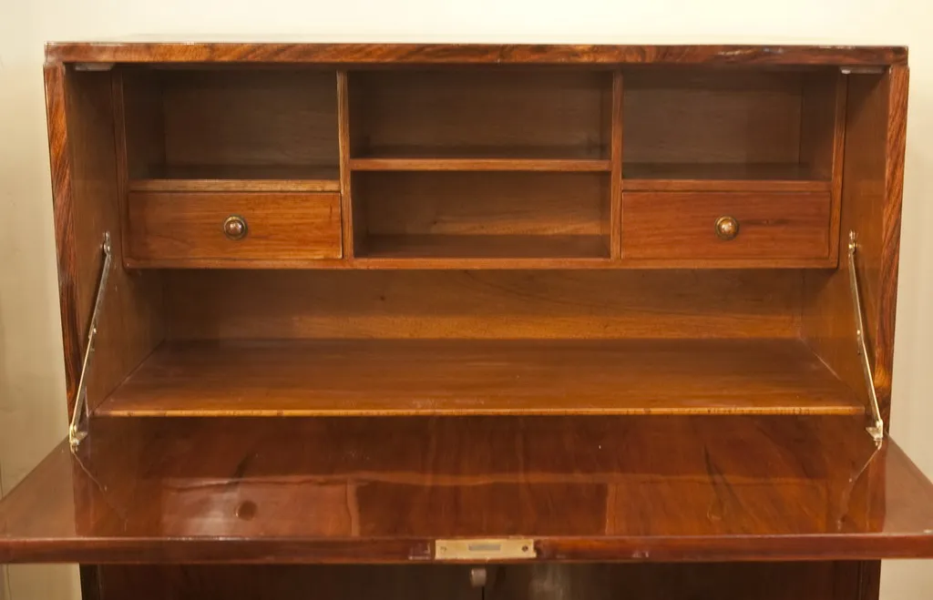 escritorio antiguo de madera con cajones de almacenamiento, decorativo y funcional
